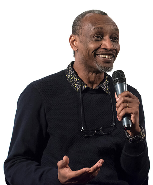 Portrait of Dani Kouyaté during a performance with a microphone in hand, photographed by Odile Motelet in 2017